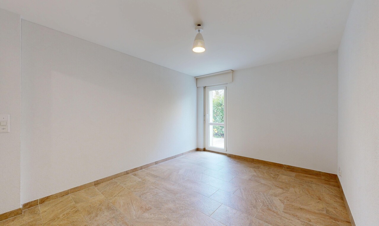 pièce vide avec lumière naturelle, natural light, cloison sèche, drywall, et inside property