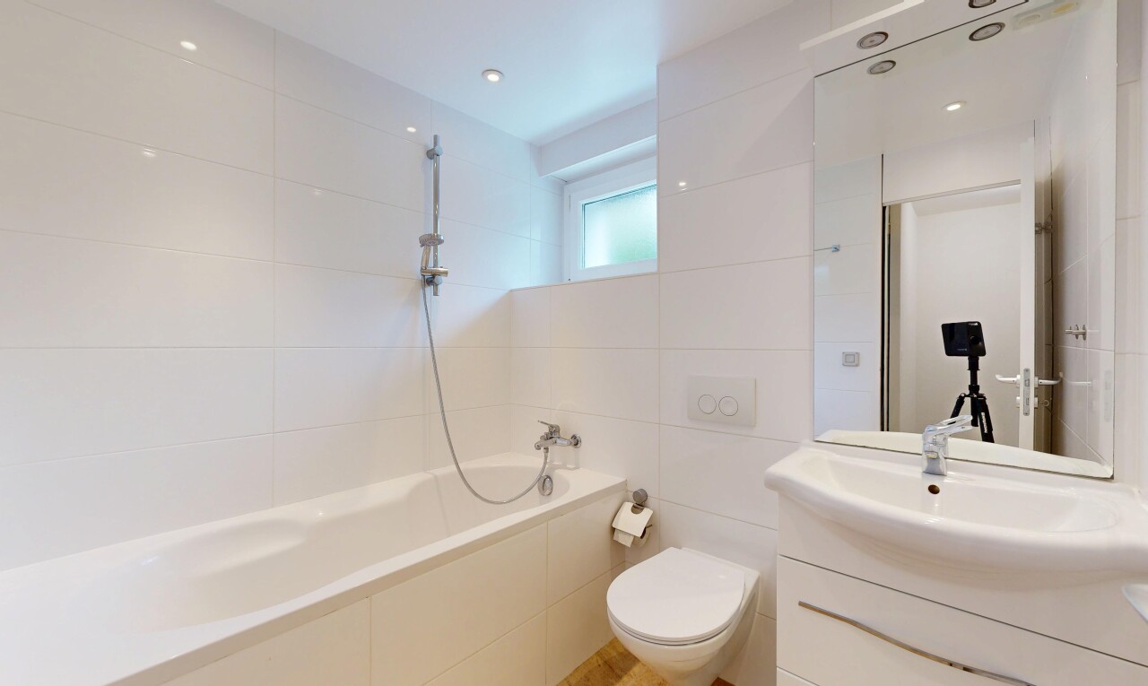 salle de bains avec lavabo (ou coiffeuse selon le contexte), miroir, natural light, lumière naturelle, et salle de bain complète