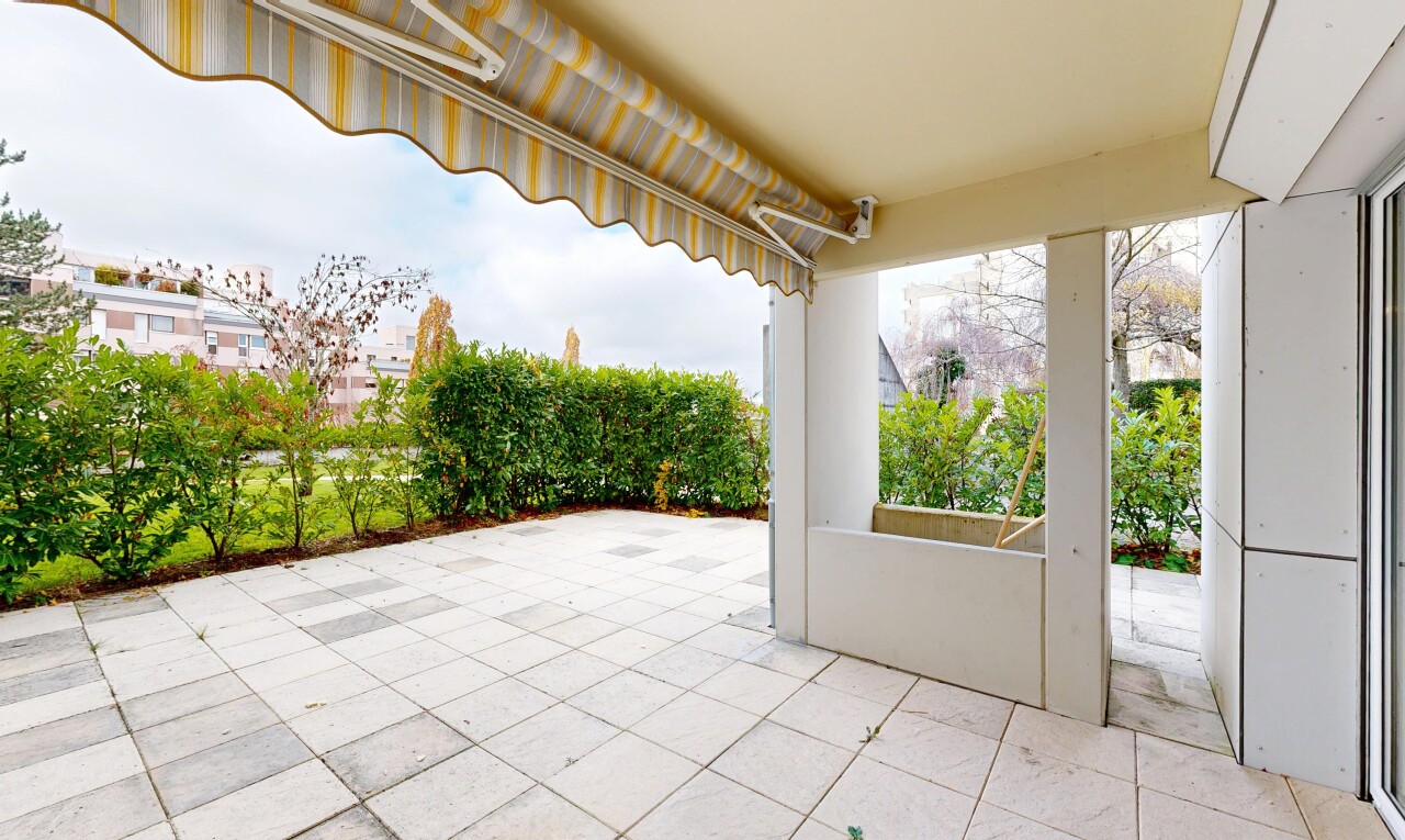 terrasse avec terrasse, auvent, overcast, et from property
