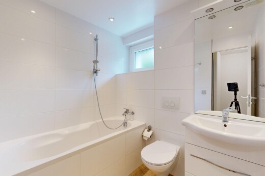 salle de bains avec lavabo (ou coiffeuse selon le contexte), miroir, natural light, lumière naturelle, et salle de bain complète
