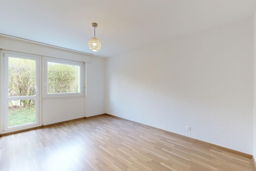 pièce vide avec sol en finition bois, wood finish floor, inside property, lumière naturelle, et natural light