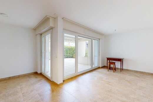 pièce vide avec natural light, lumière naturelle, drywall, cloison sèche, et inside property