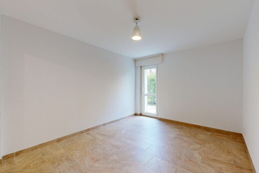 pièce vide avec lumière naturelle, natural light, cloison sèche, drywall, et inside property