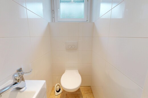 salle de bains avec inside property, tile wall, mur en carrelage, toilette, et natural light