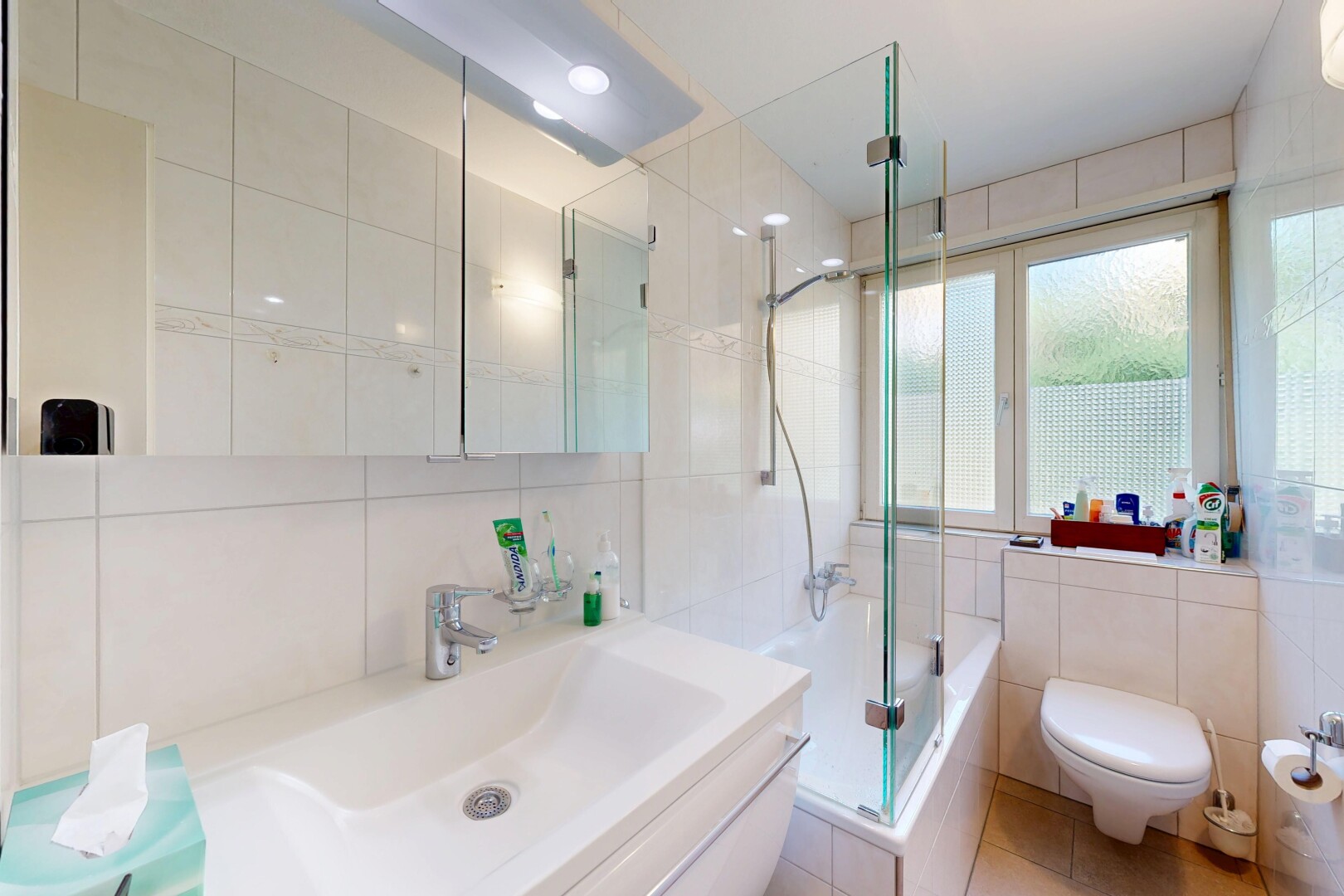 bad mit fliesenwand, tile wall, inside property, kombiniertes bad / dusche, und komplettes badezimmer