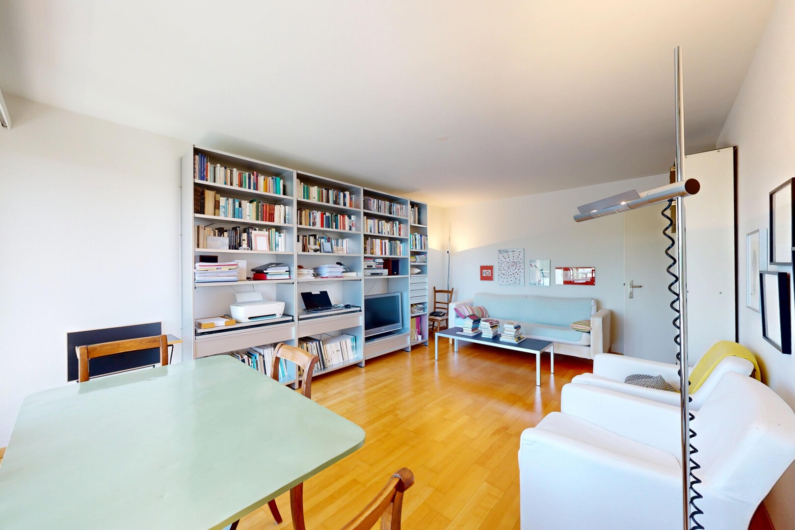 wohn- / esszimmer mit gipskartonwand, drywall, inside property, holzfußboden, und wood finish floor