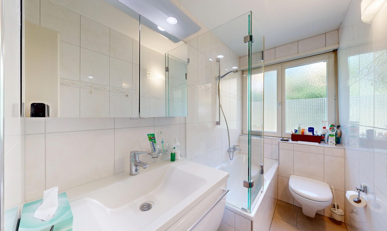 bad mit fliesenwand, tile wall, inside property, kombiniertes bad / dusche, und komplettes badezimmer