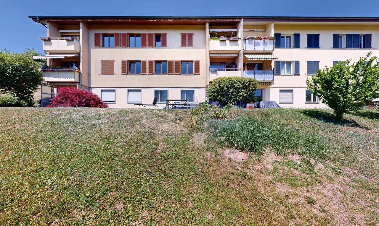 außenansicht mit blick auf wohnanlage, apartment complex view, day time, und from community