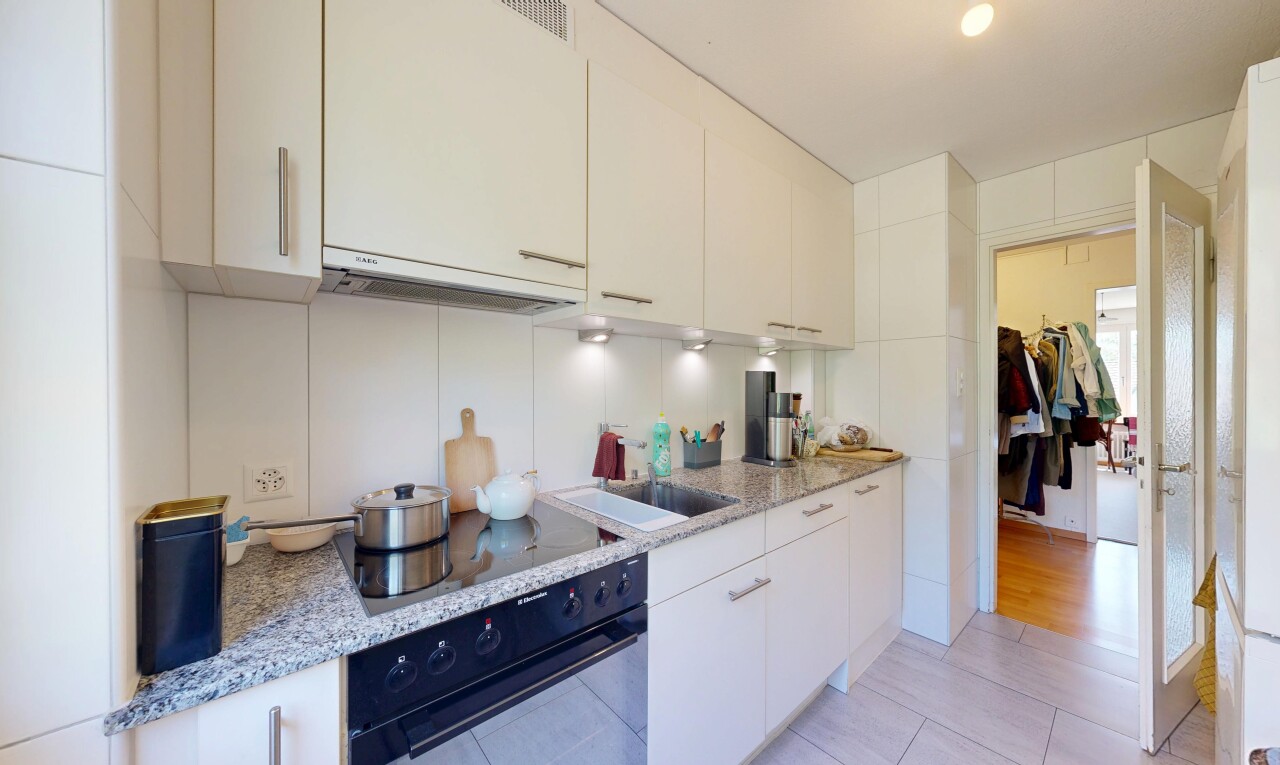 küche mit ofen, light countertops, light floor, stein arbeitsplatten, und stone countertops