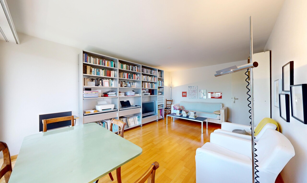 wohn- / esszimmer mit gipskartonwand, drywall, inside property, holzfußboden, und wood finish floor