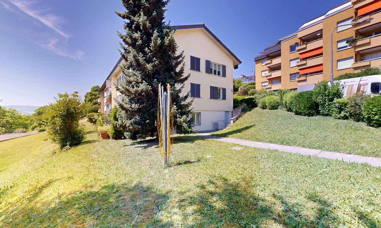außenansicht mit blick auf wohnanlage, apartment complex view, day time, und from community