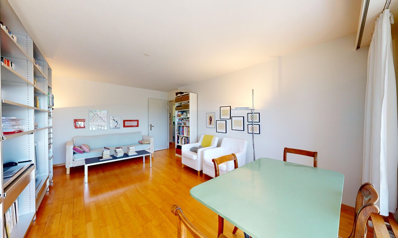 wohn- / esszimmer mit inside property, gipskartonwand, drywall, holzfußboden, und wood finish floor