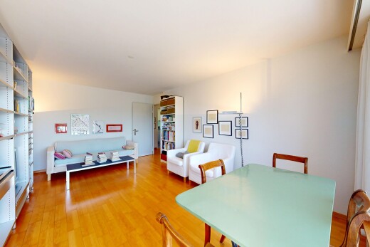 wohn- / esszimmer mit inside property, gipskartonwand, drywall, holzfußboden, und wood finish floor