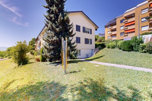 außenansicht mit blick auf wohnanlage, apartment complex view, day time, und from community