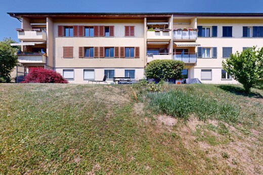 außenansicht mit blick auf wohnanlage, apartment complex view, day time, und from community