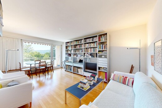 wohn- / esszimmer mit inside property, holzfußboden, wood finish floor, natürliches licht, und natural light