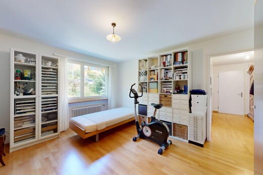 zimmer / schlafzimmer mit wood finish floor, holzfußboden, inside property, drywall, und gipskartonwand