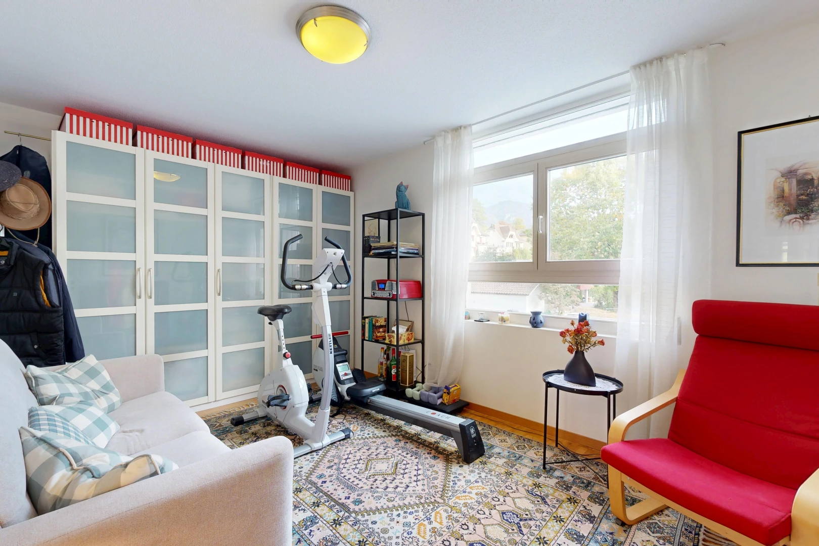 salon avec drywall, cloison sèche, inside property, baseboards wall, et plinthes murales
