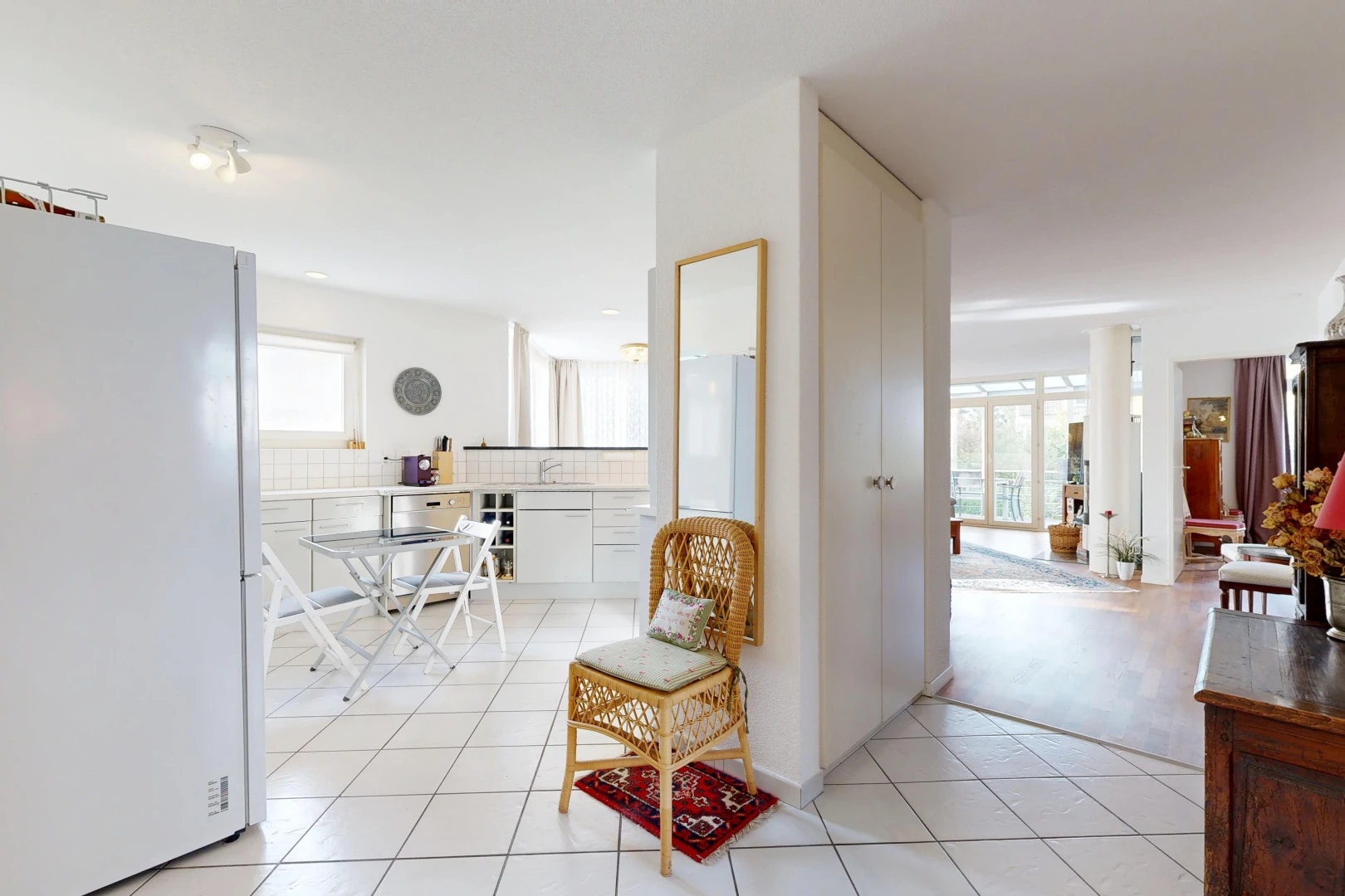 couloir avec light floor, tile floor, sol en carrelage, inside property, et drywall