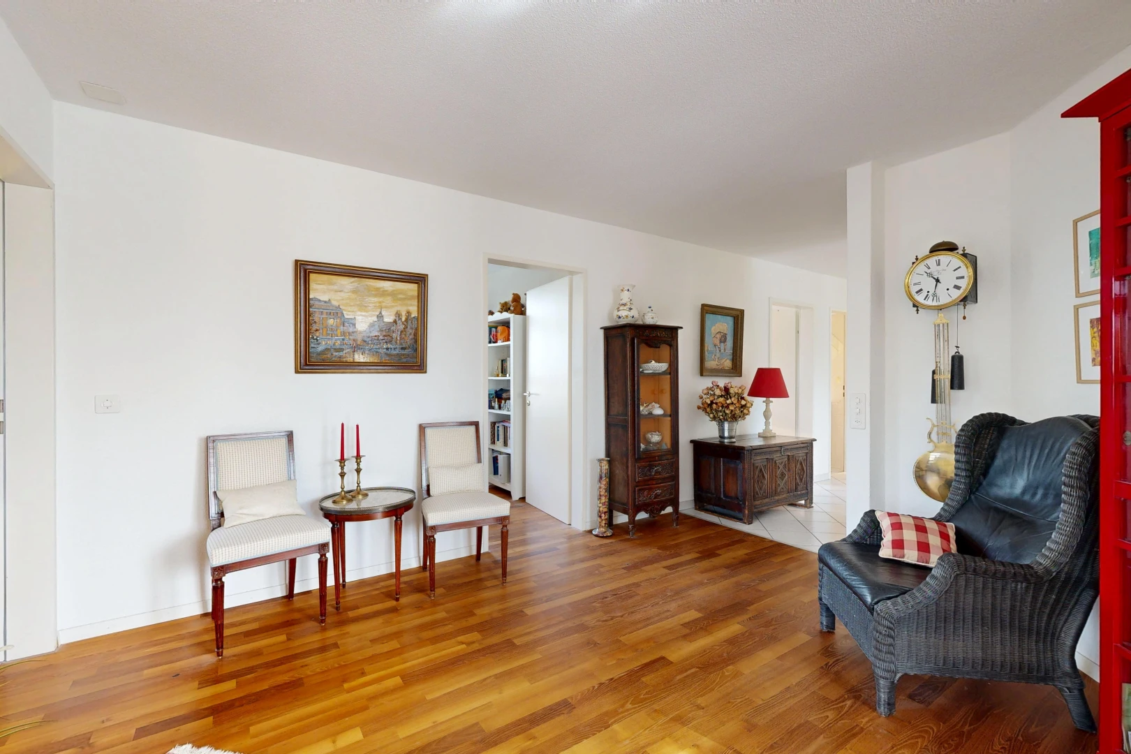 salon avec drywall, cloison sèche, wood finish floor, sol en finition bois, et inside property
