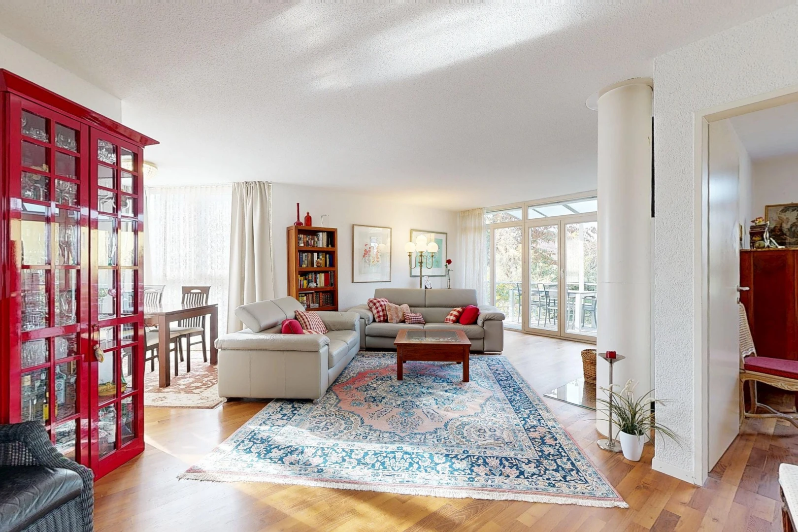 salon avec wood finish floor, sol en finition bois, light floor, et inside property