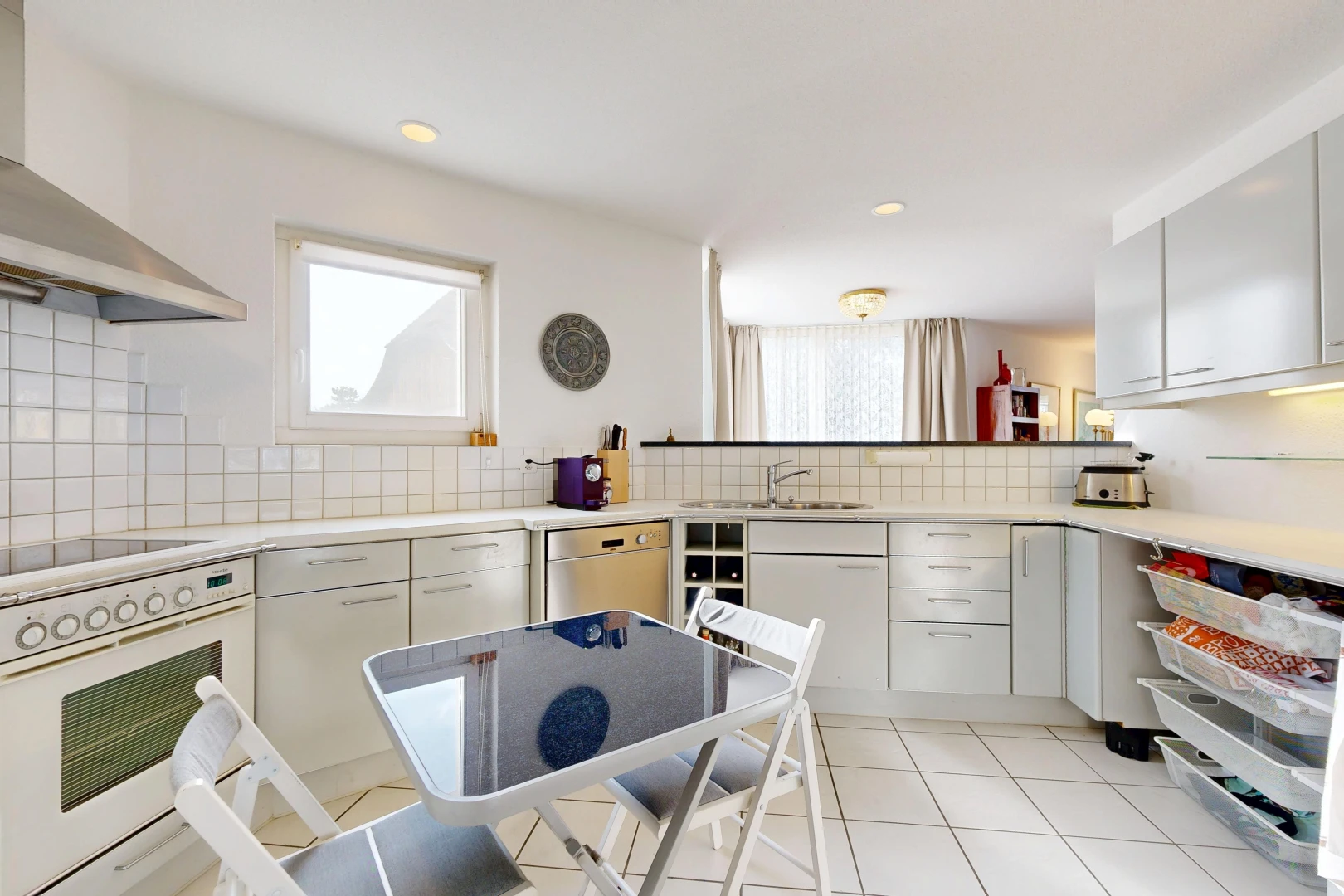cuisine avec hotte, four, light countertops, plans de travail, et light floor