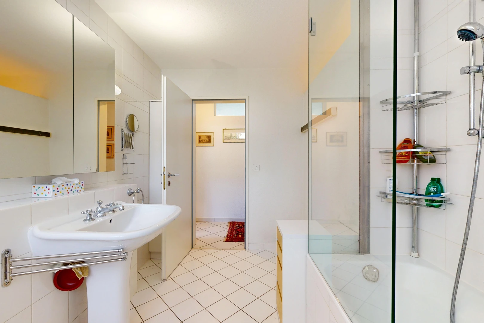 salle de bains avec douche-bain combinés, salle de bain complète, miroir, light floor, et évier