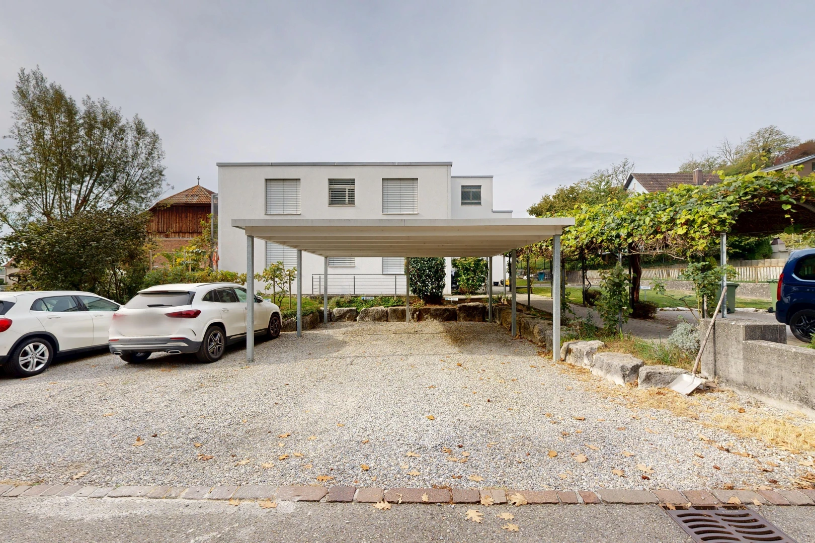 façade avec property visible et abri de voiture détaché