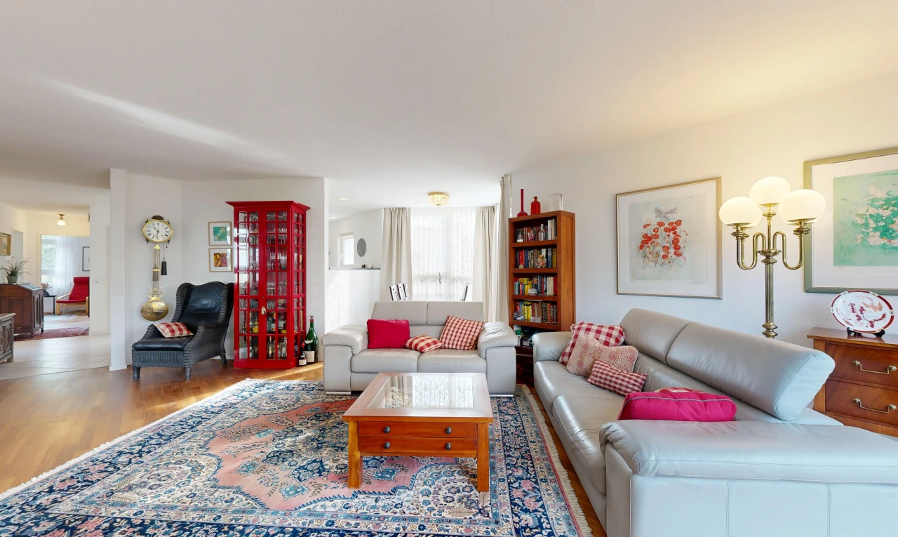salon avec drywall, cloison sèche, wood finish floor, sol en finition bois, et inside property