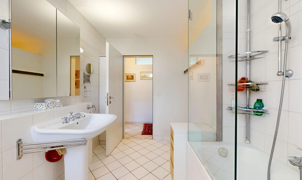 salle de bains avec douche-bain combinés, salle de bain complète, miroir, light floor, et évier