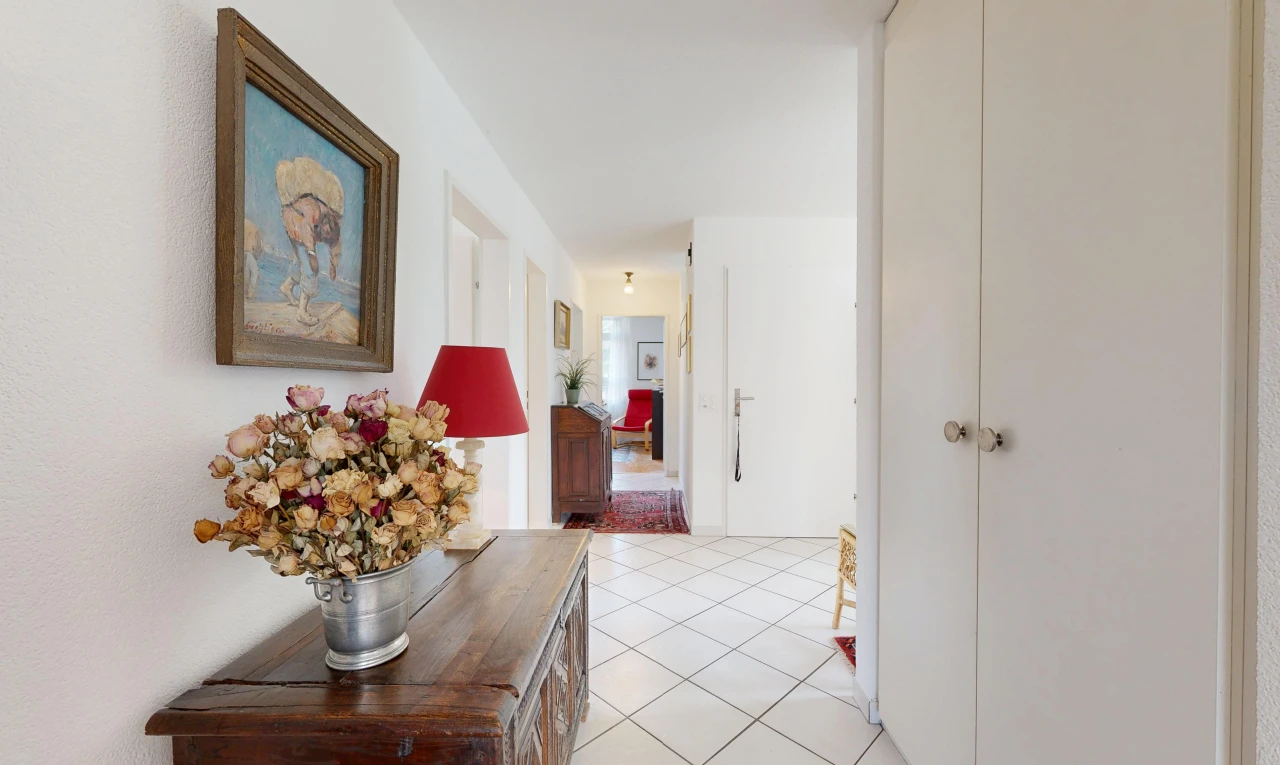 couloir avec light floor, tile floor, sol en carrelage, inside property, et drywall