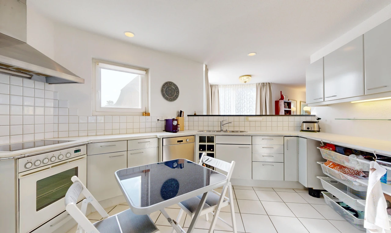 cuisine avec hotte, four, light countertops, plans de travail, et light floor
