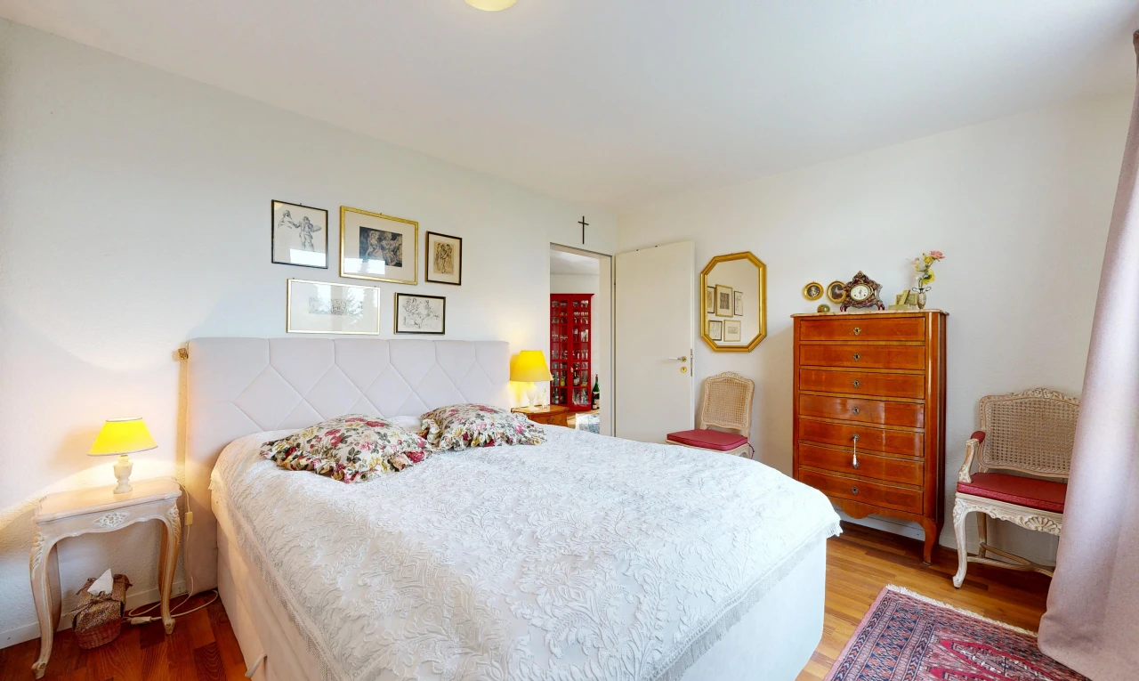 chambre avec drywall, cloison sèche, inside property, wood finish floor, et sol en finition bois