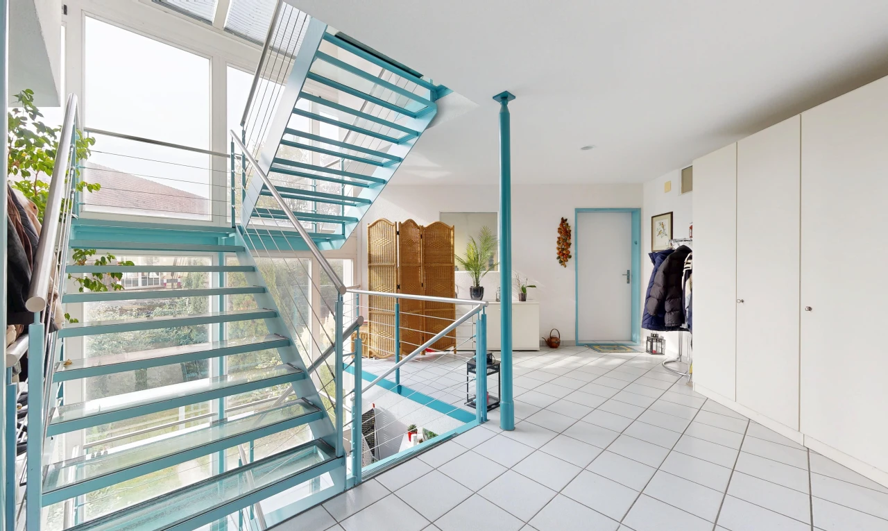 escaliers avec escaliers, drywall, cloison sèche, inside property, et tile floor