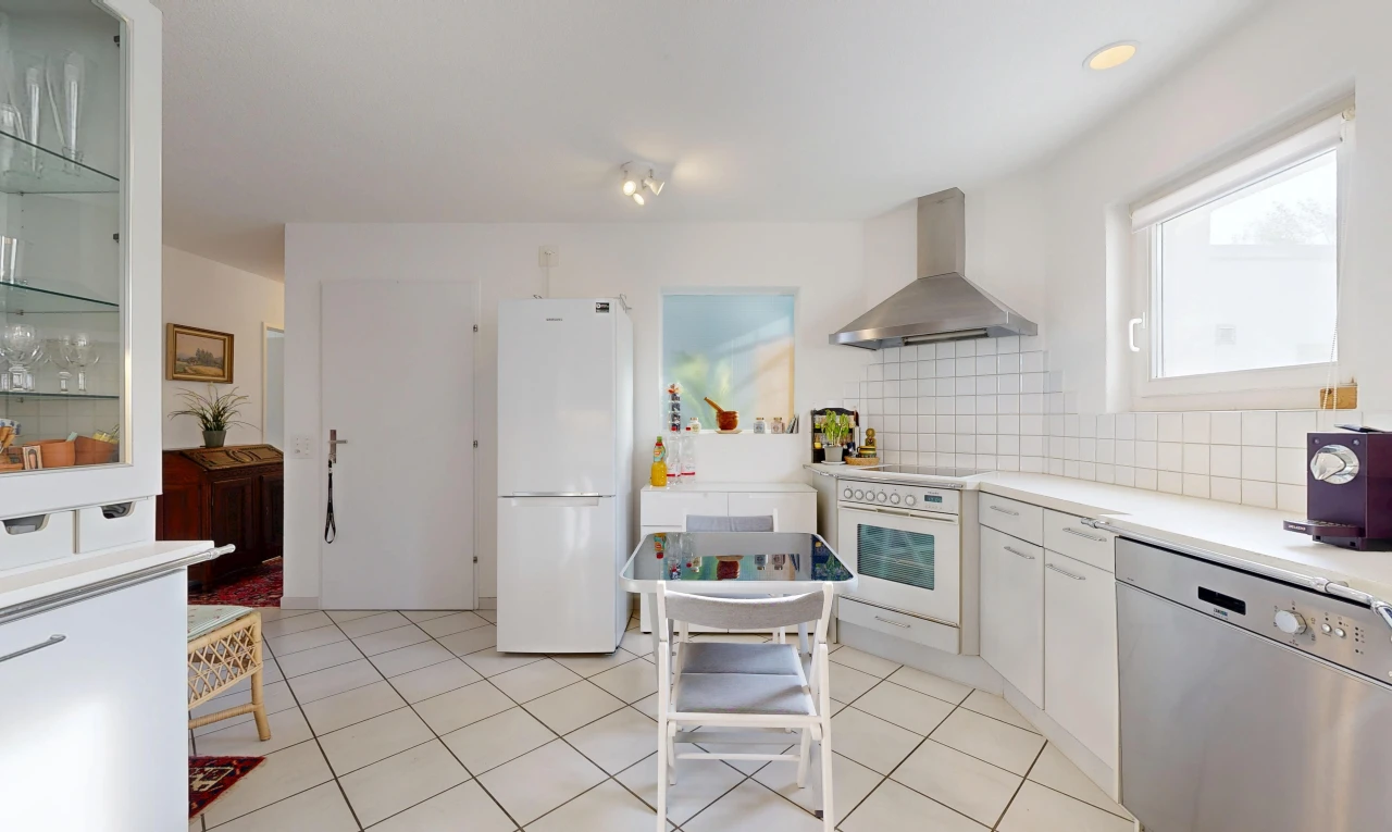 cuisine avec réfrigérateur, hotte, plans de travail, light countertops, et lave-vaisselle