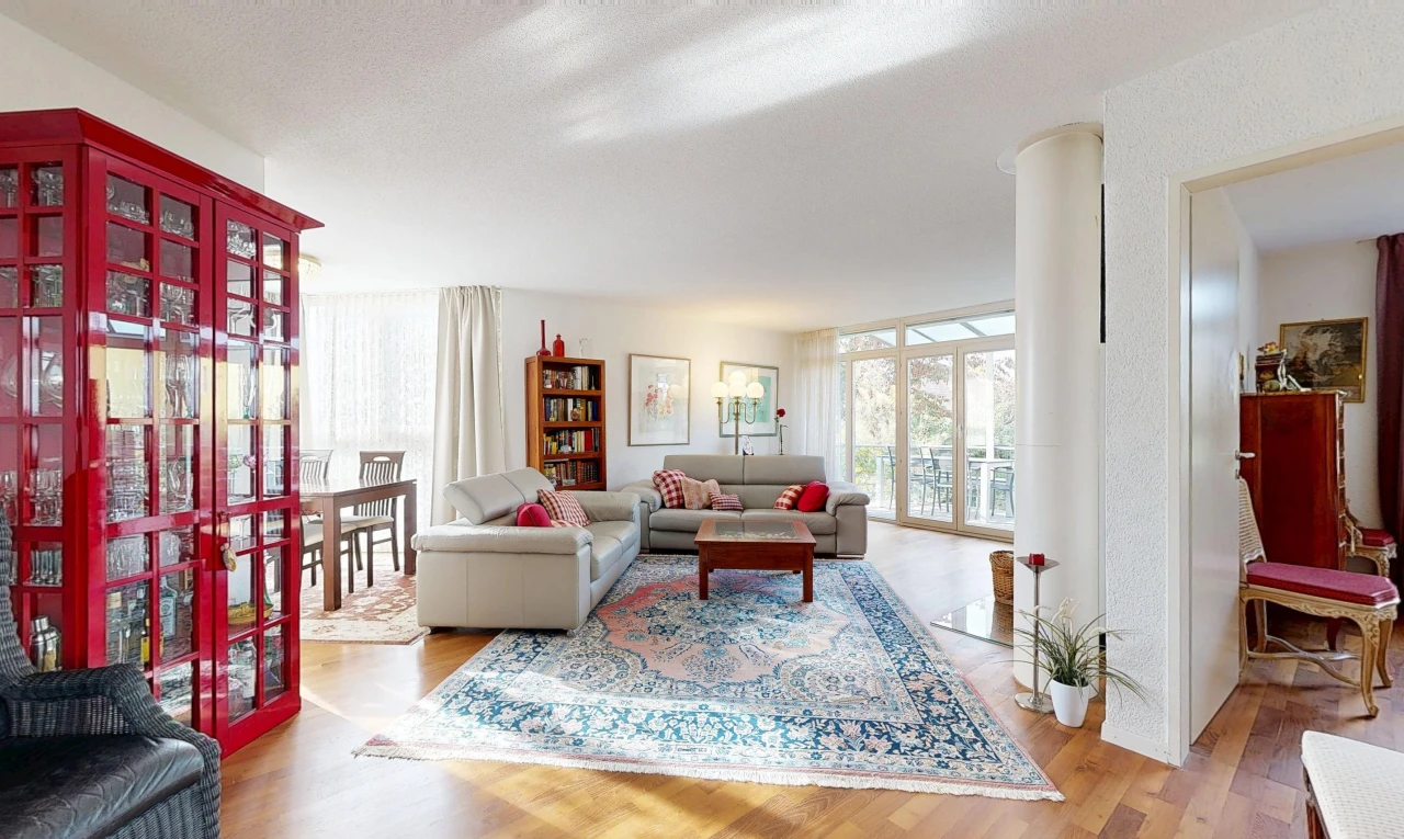salon avec wood finish floor, sol en finition bois, light floor, et inside property