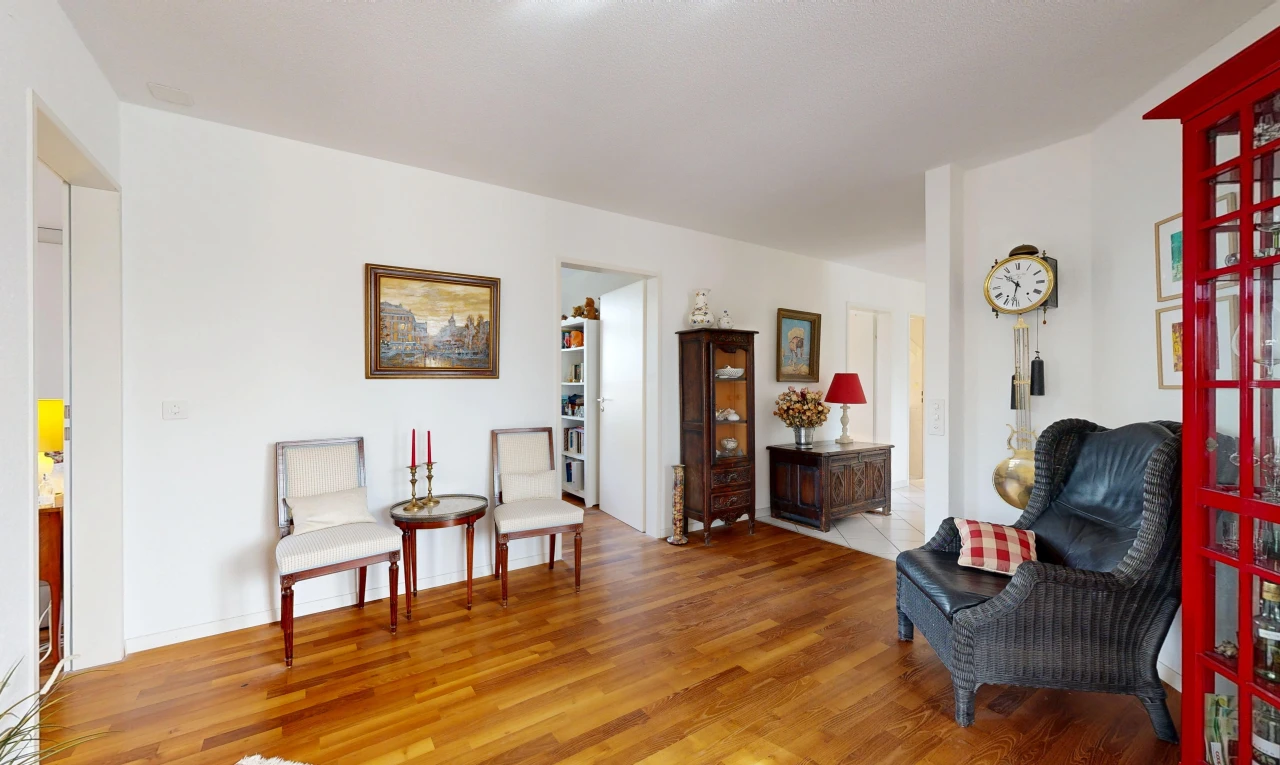 salon avec drywall, cloison sèche, wood finish floor, sol en finition bois, et inside property