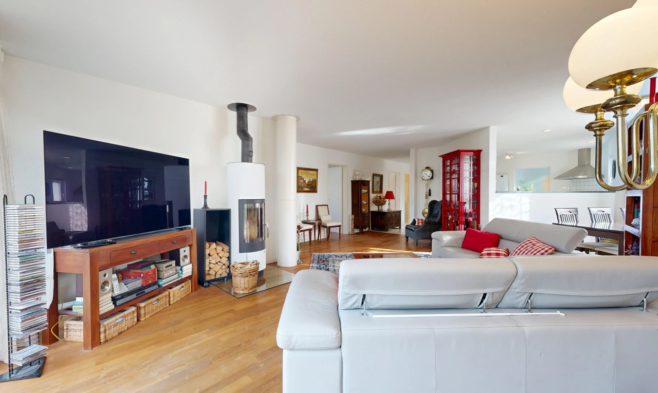 salon avec télévision, sol en finition bois, wood finish floor, cloison sèche, et drywall