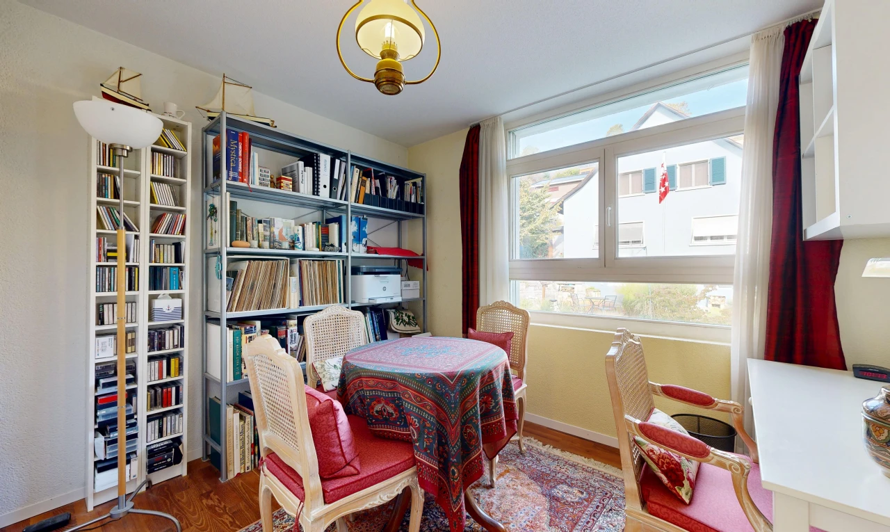 salle à manger avec cloison sèche, drywall, inside property, sol en finition bois, et wood finish floor