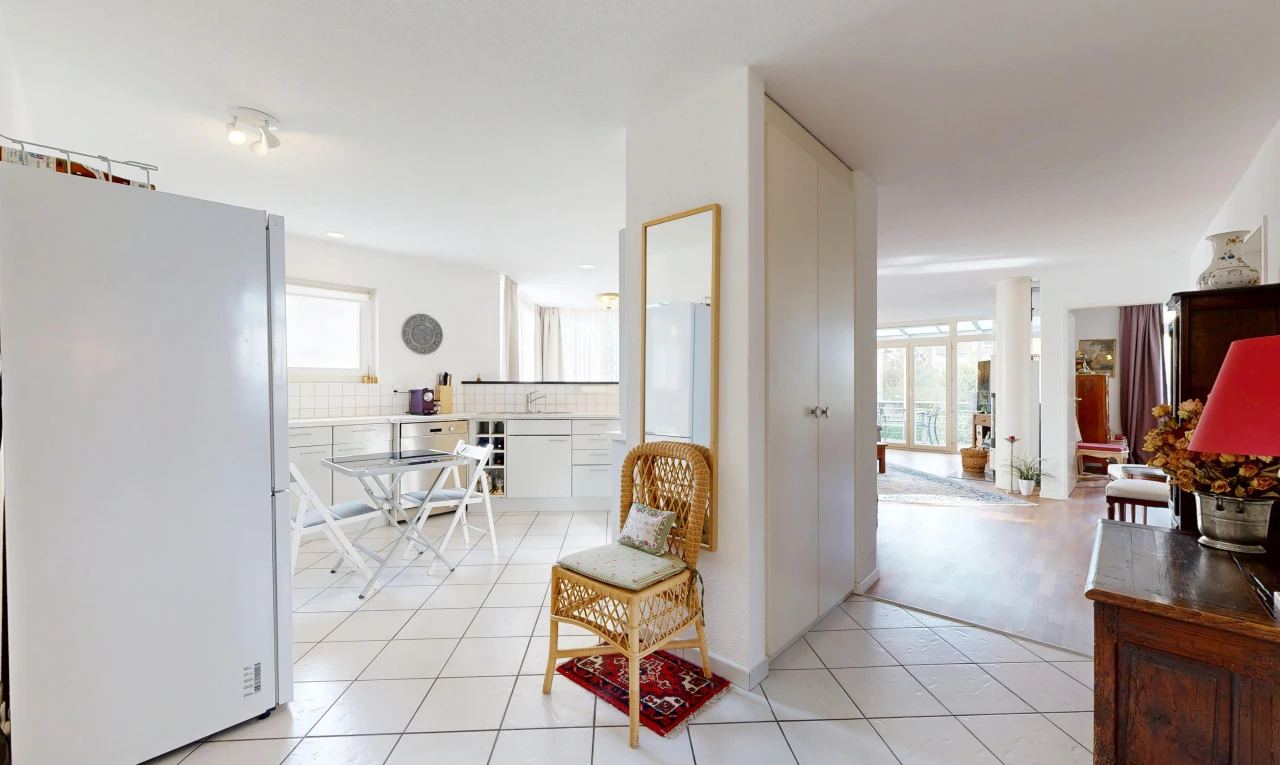 couloir avec light floor, tile floor, sol en carrelage, inside property, et drywall
