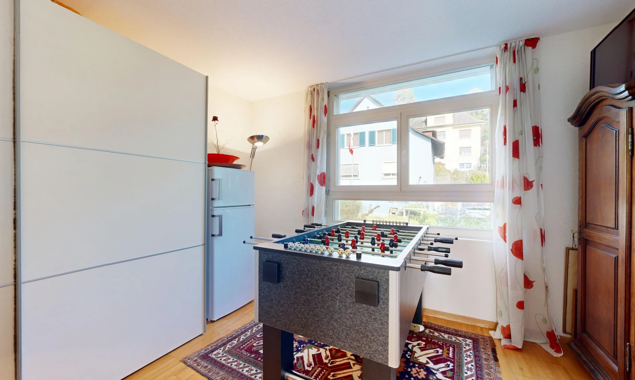 cuisine avec réfrigérateur, light floor, drywall, cloison sèche, et wood finish floor