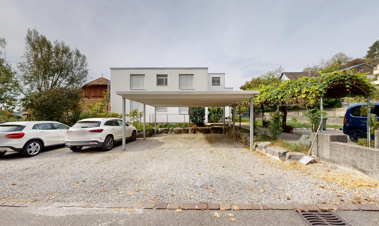 façade avec property visible et abri de voiture détaché