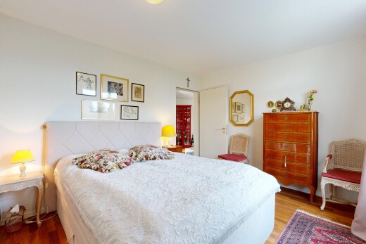 chambre avec drywall, cloison sèche, inside property, wood finish floor, et sol en finition bois