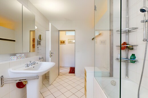 salle de bains avec douche-bain combinés, salle de bain complète, miroir, light floor, et évier