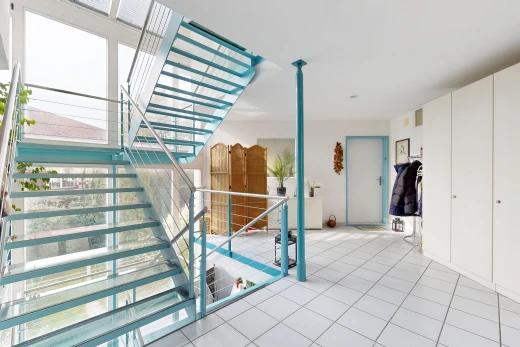 treppe mit treppen, drywall, gipskartonwand, inside property, und tile floor