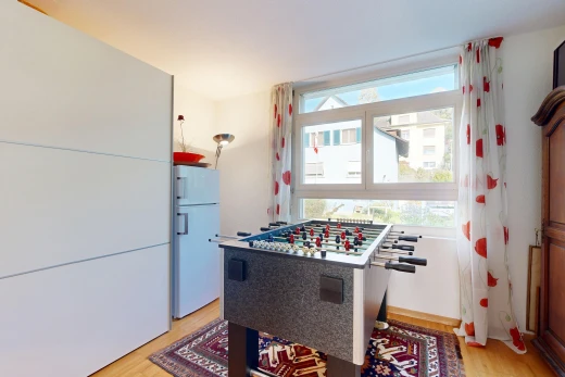 küche mit kühlschrank, light floor, drywall, gipskartonwand, und wood finish floor