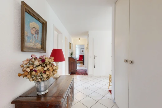 halle / korridor mit light floor, tile floor, fliesenboden, inside property, und drywall