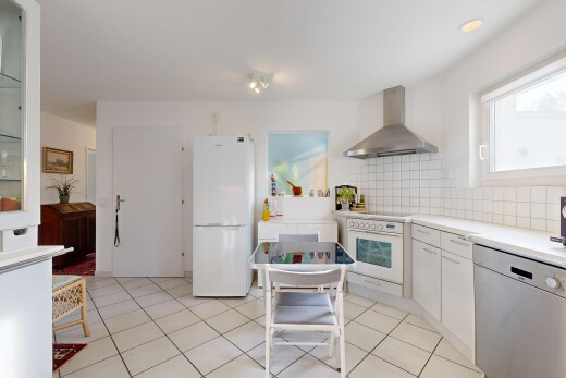 cuisine avec réfrigérateur, hotte, plans de travail, light countertops, et lave-vaisselle