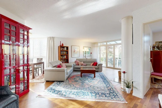 wohnzimmer mit wood finish floor, holzfußboden, light floor, und inside property