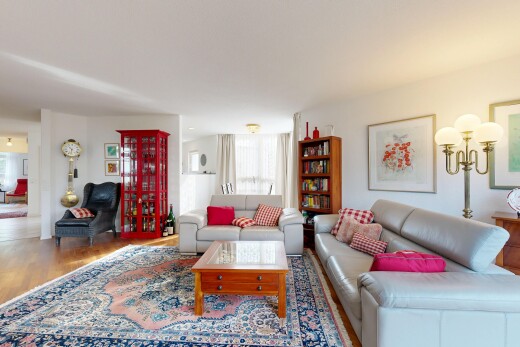 salon avec drywall, cloison sèche, wood finish floor, sol en finition bois, et inside property